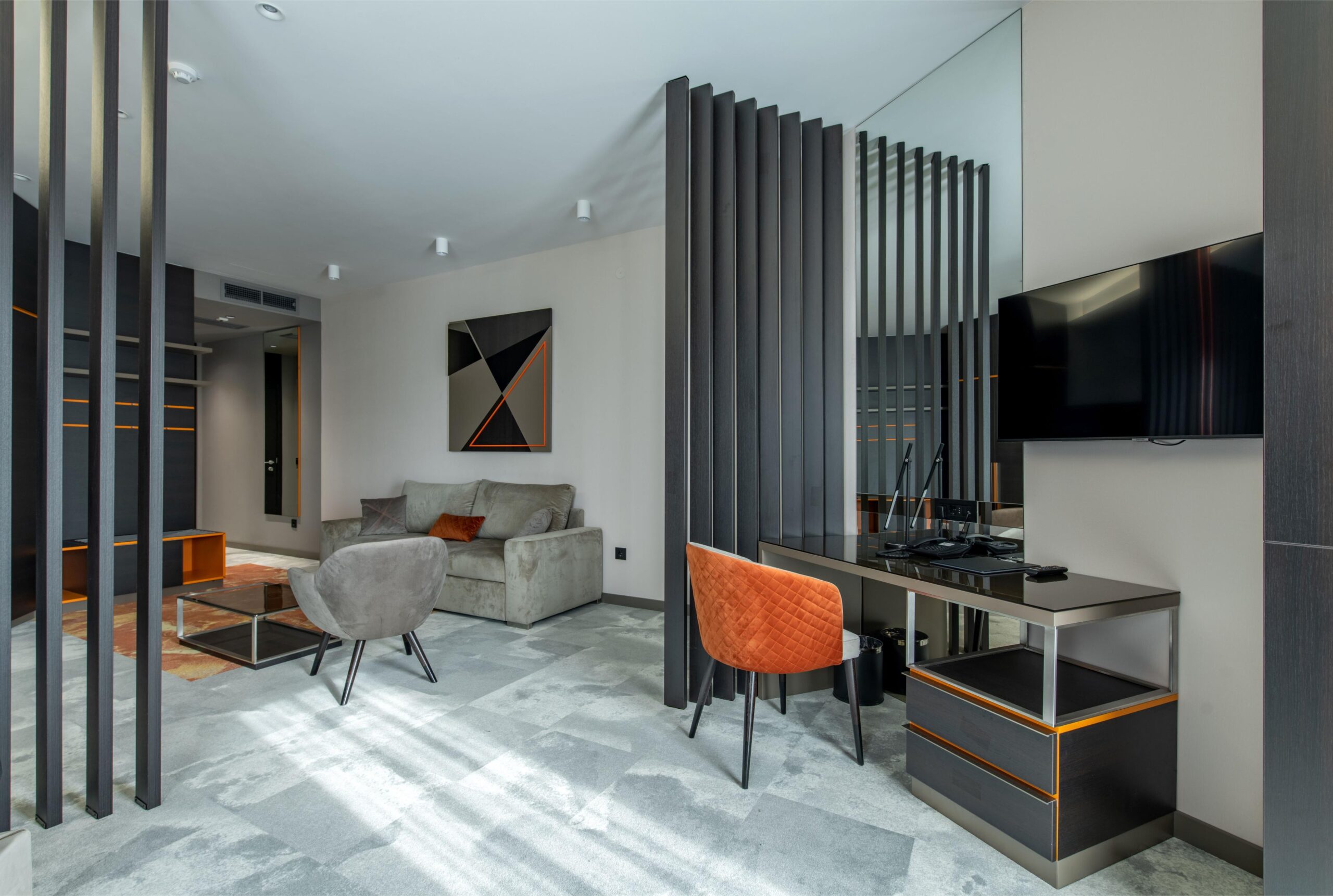 Luxury suites, single rooms and double rooms in a smart-room system.