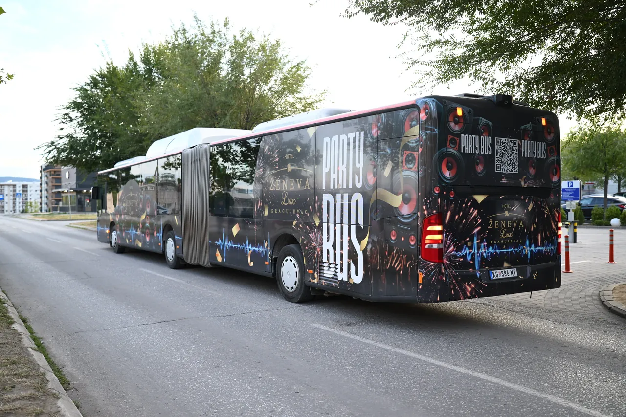 Ženeva Lux Party Bus, pogled na bočnu i zadnju stranu autobusa