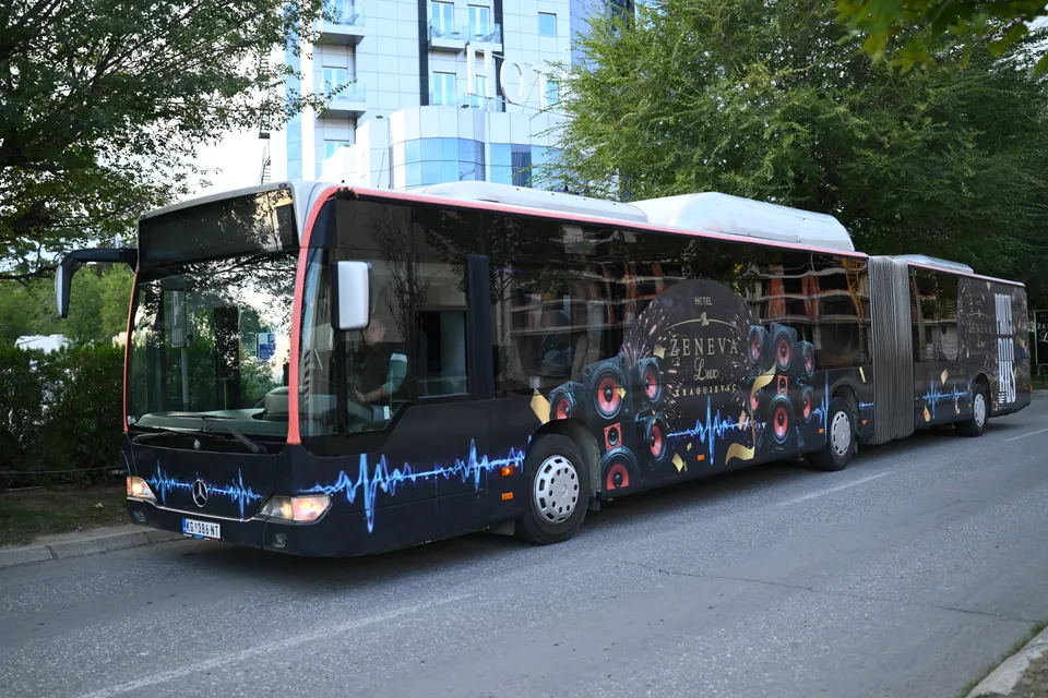 Ženeva Lux Party Bus ispred hotela u Kragujevcu